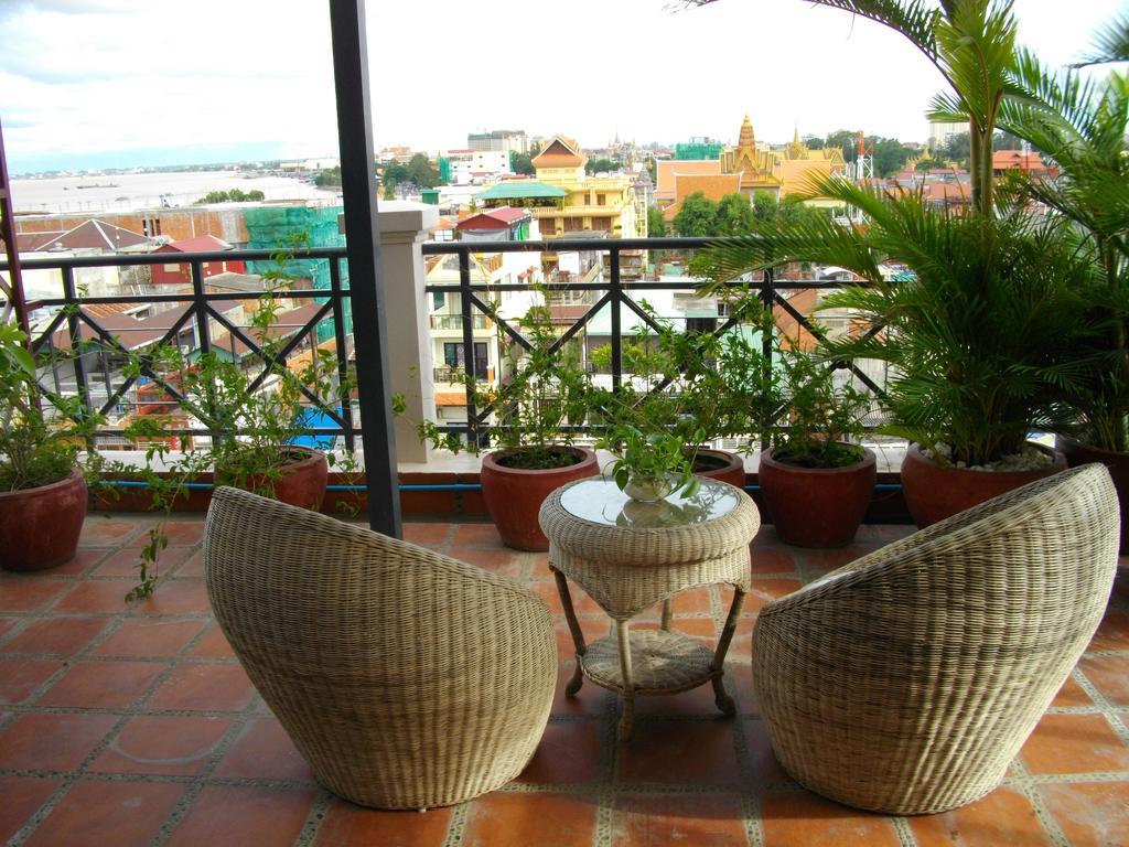 Lux Riverside Hotel & Apartment Phnom Penh Exterior photo